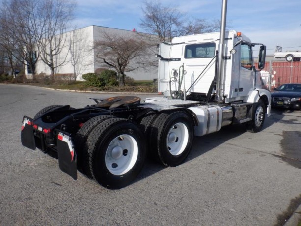 2011-volvo-vnl-day-cab-tractor-with-air-brakes-diesel-volvo-vnl-big-9