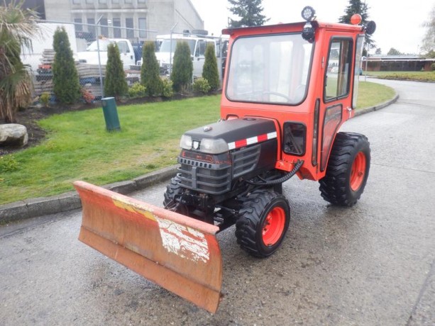 2000-kubota-b1700hd-farm-tractor-with-plow-blade-diesel-kubota-b1700hd-big-1