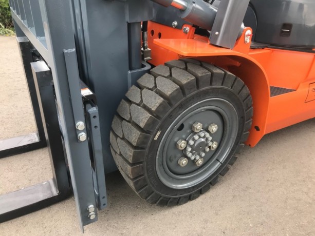 the-new-7000-lb-dual-fuel-value-forklift-with-solid-pneumatic-tires-big-4