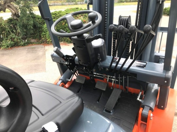 the-new-7000-lb-dual-fuel-value-forklift-with-solid-pneumatic-tires-big-6