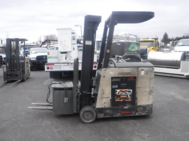 2000-crown-electric-order-picker-2-stage-forklift-plus-charger-crown-electric-big-1