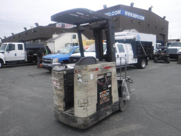 2000-crown-electric-order-picker-2-stage-forklift-plus-charger-crown-electric-big-4