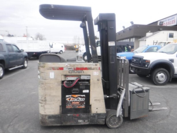2000-crown-electric-order-picker-2-stage-forklift-plus-charger-crown-electric-big-5
